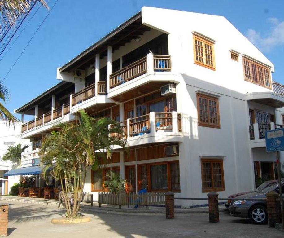 Hotel Y Restaurante Cesar Mariscos Tela Exterior photo